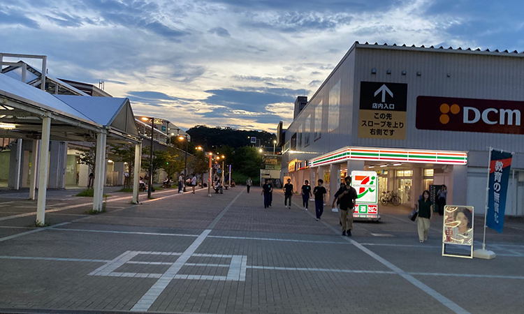 駅頭＠JR八王子みなみ野駅(夜)